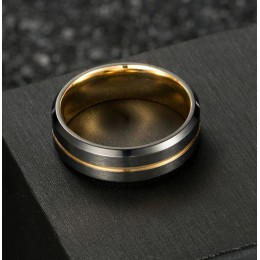 Sõrmus - must kullatud triibuga